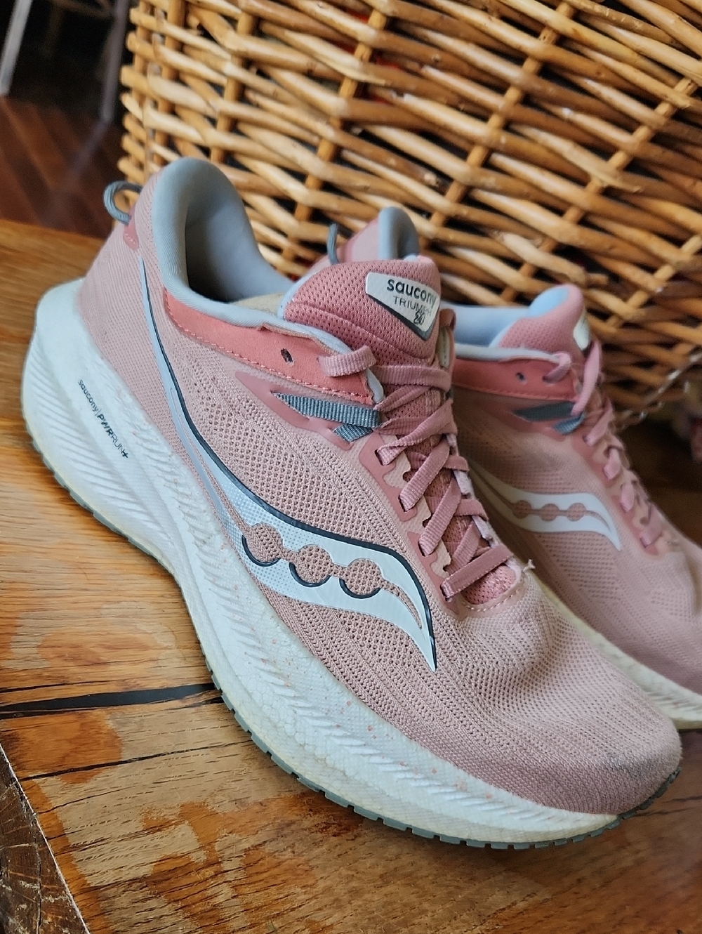Saucony Womens Triumph 21 Running Sneakers Size 10.5 Pink Lady Gym Athleisure
